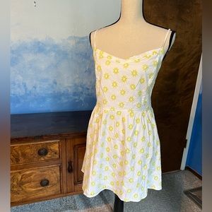 Super Cute Dress w/ Embroidered Yellow Flowers